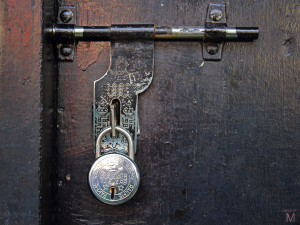 Padlocked door // 4:3 // photo // 2023 // 9560 views