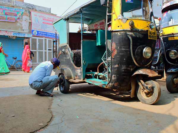 Tuk tuk maintenance // - // photo // 2019 // 4455 views